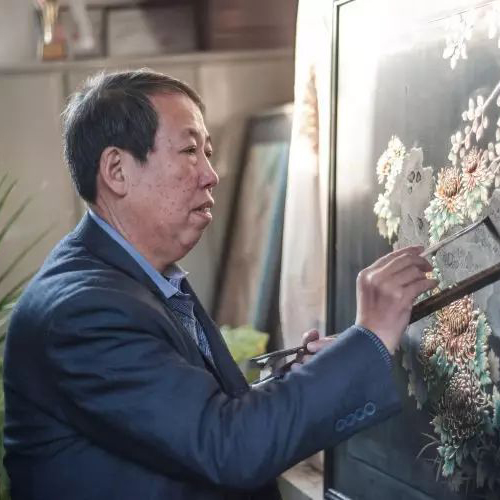 梁中秀-平遥推光漆器髹饰技艺国家级非遗传承人